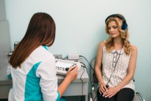 audiologist conducting a hearing test in Wenatchee | Horan and Fevold